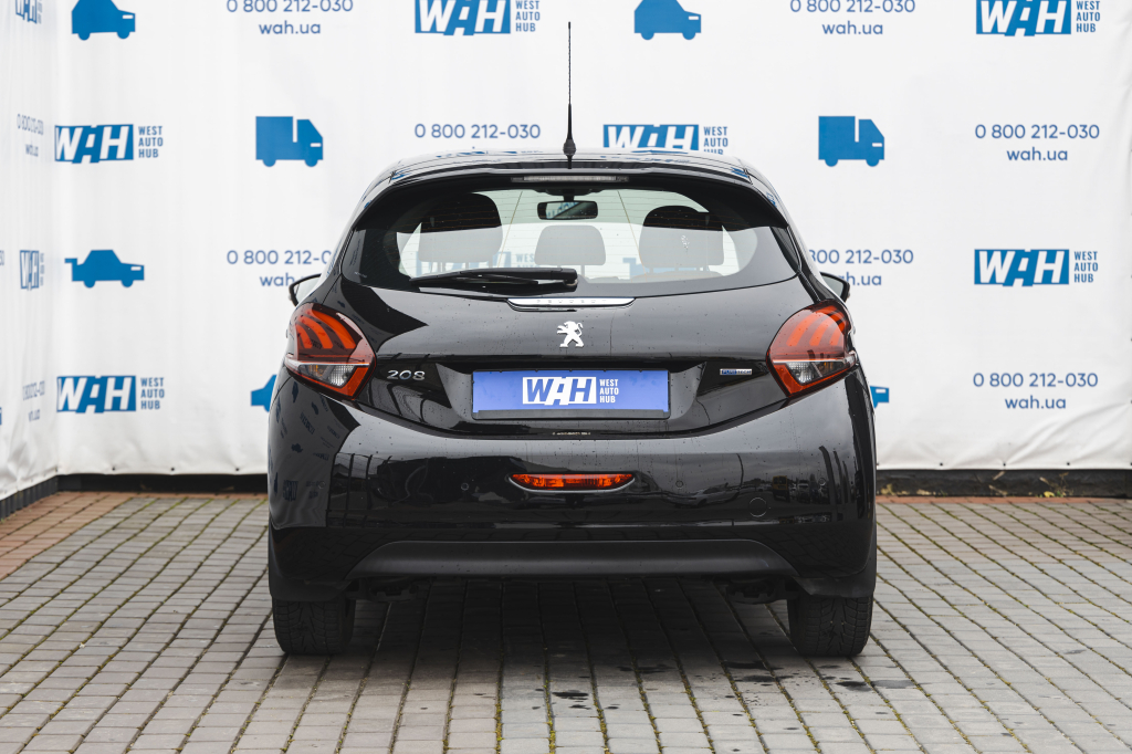Peugeot 208 2017 фото 8