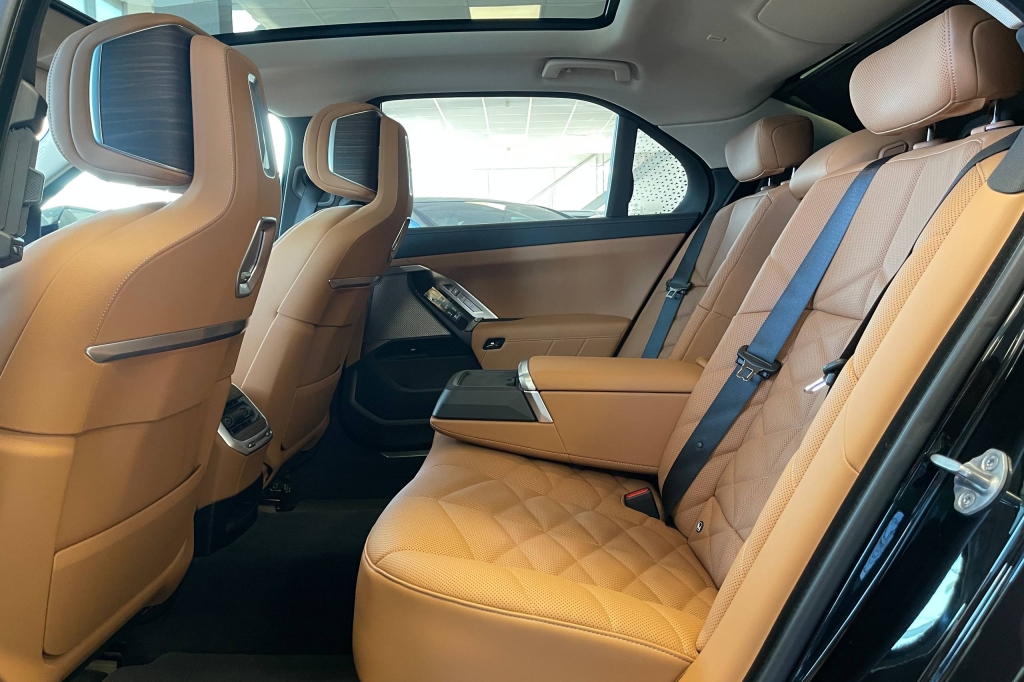 BMW i7 xDrive60 2023 фото 12