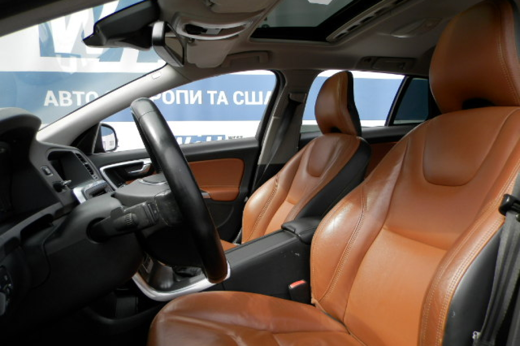 Volvo V60 2012 photo 18