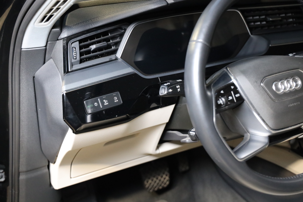 Audi e-tron 2019 фото 15