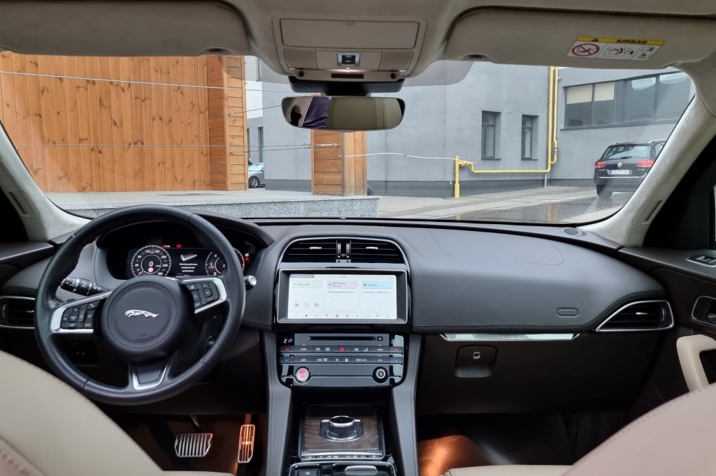 Jaguar F-Pace 2018 photo 12