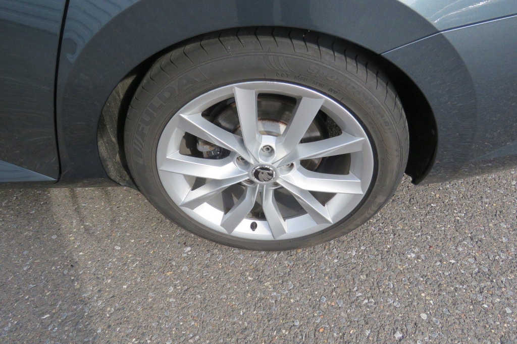 Skoda Superb Combi 2017 фото 3