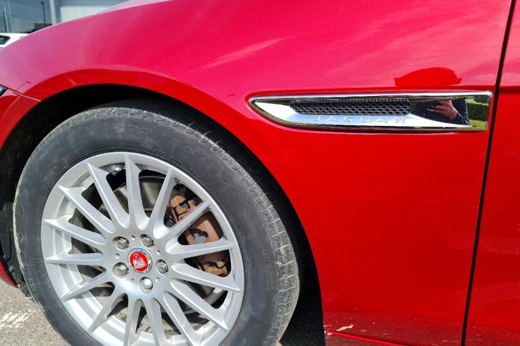 Jaguar XE 2016 photo 24