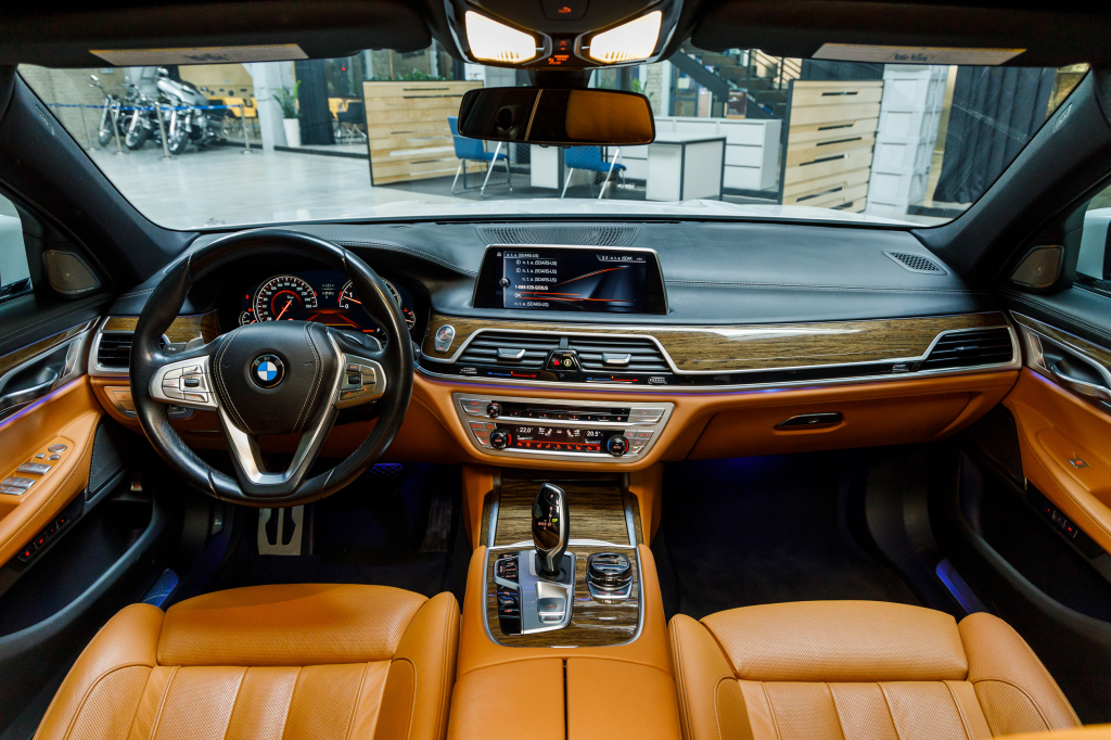 BMW 740 фото 6