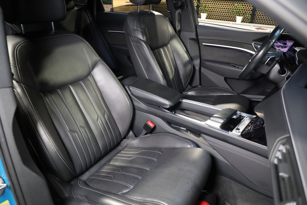 Audi e-tron S 2020 фото 15