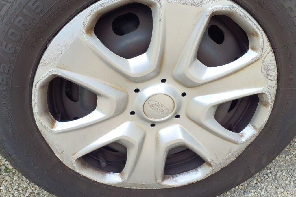 Ford Transit Courier 2016 photo 38