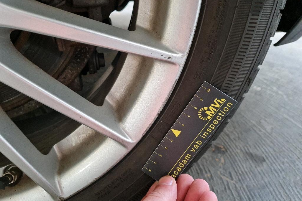 Jaguar XE 2016 photo 31