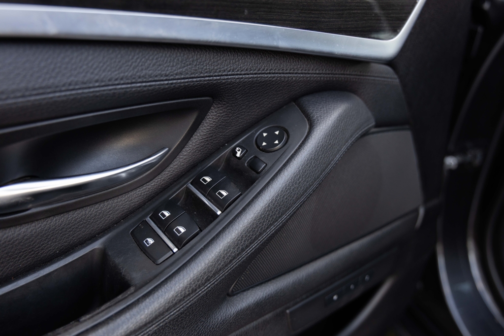 BMW 5 Series 2011 фото 12