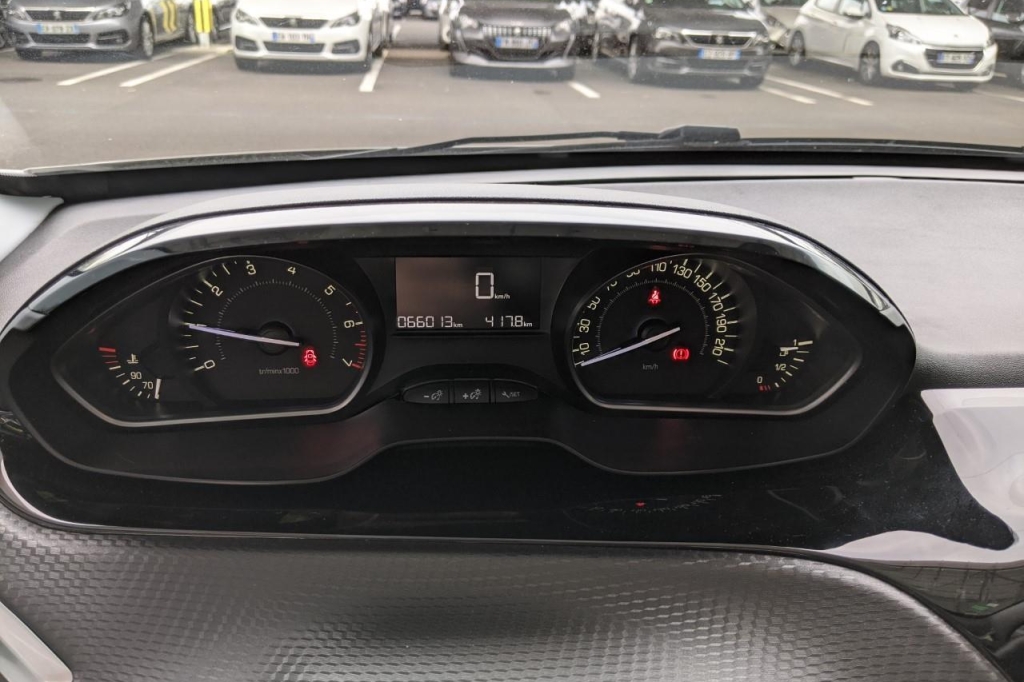 Peugeot 208 2019 photo 1