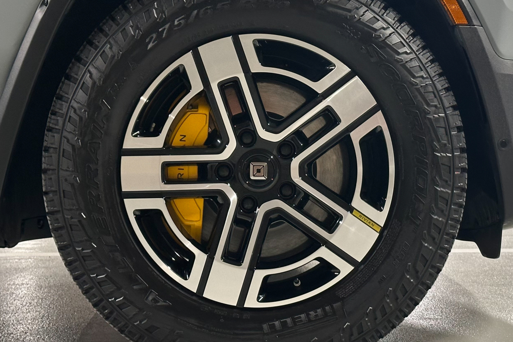Rivian R1S 2023 photo 8