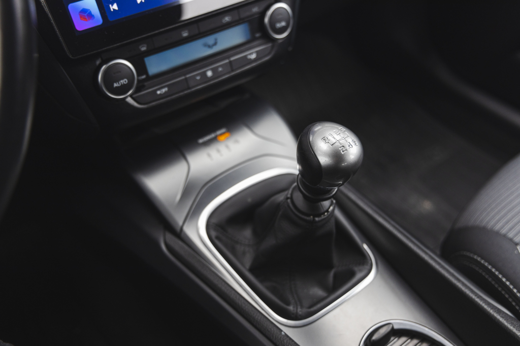 Toyota Avensis 2016 фото 25