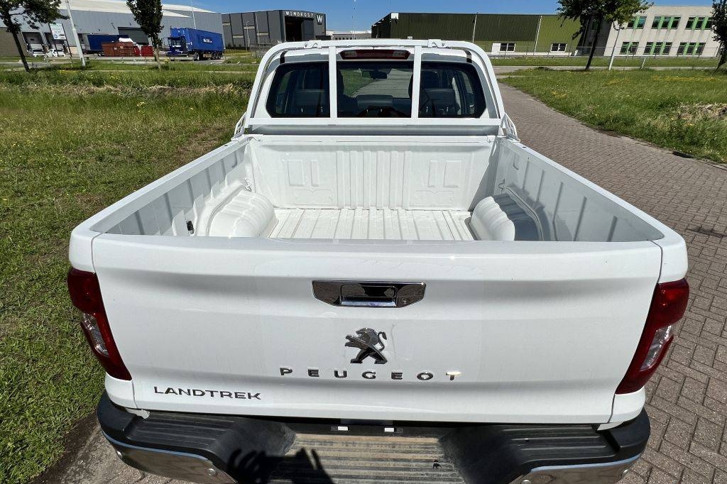 Peugeot Landtrek Double Cab 4x4 1.9L Diesel 6-Speed 2023 фото 7