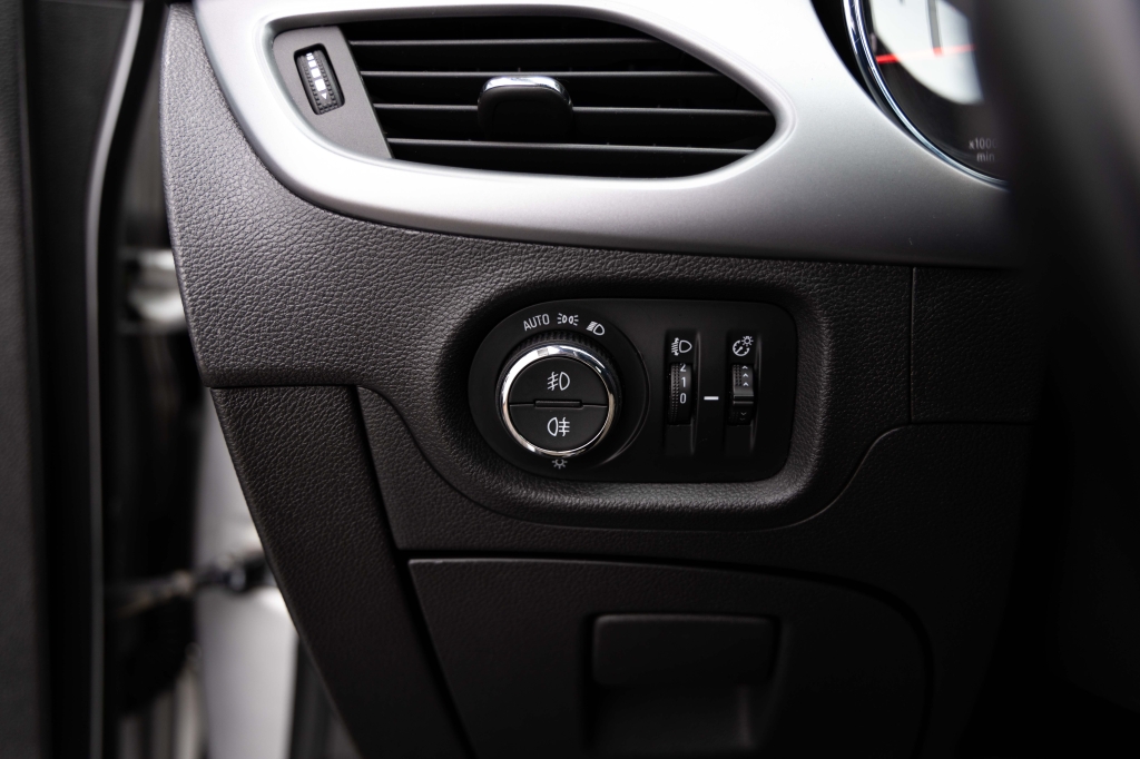 Opel Astra 2017 фото 16