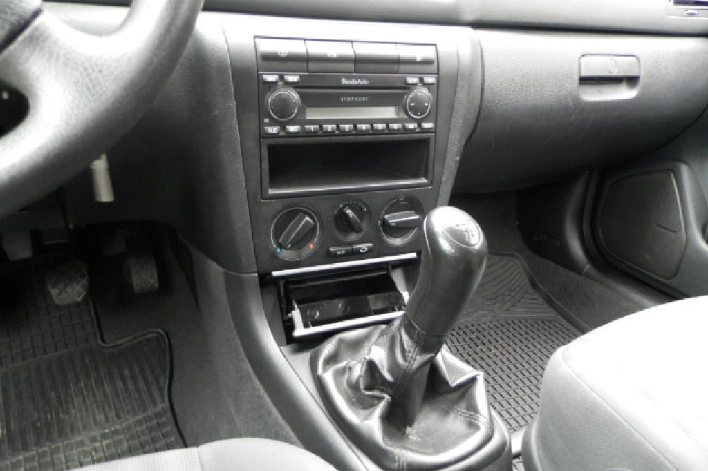 Skoda Octavia Tour 1.6 MPI 2004 фото 18