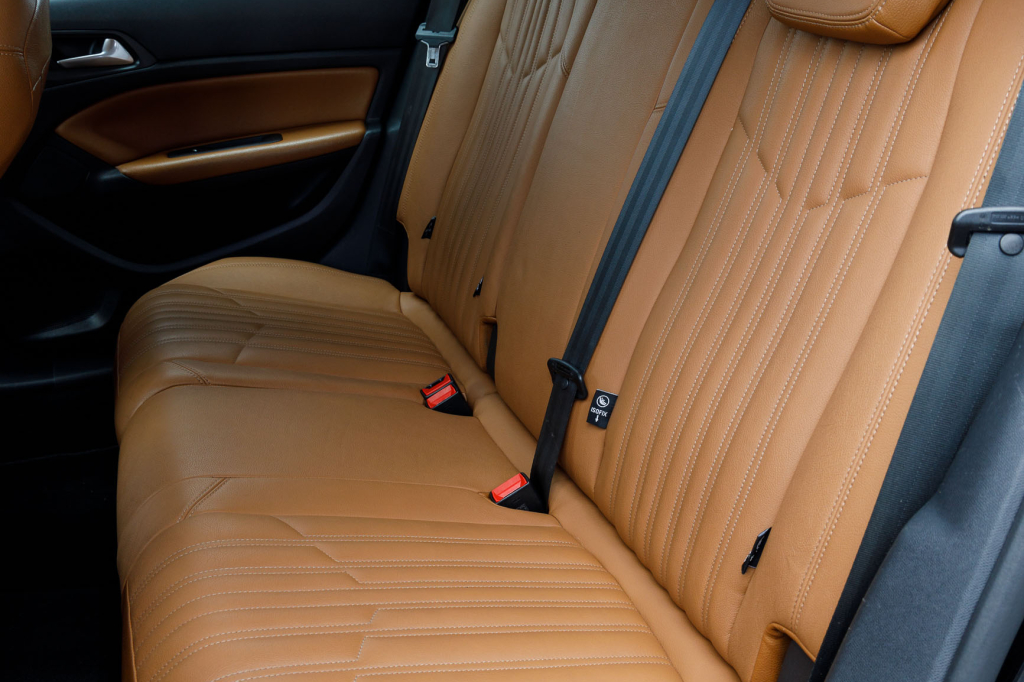 Peugeot 308 2015 фото 15