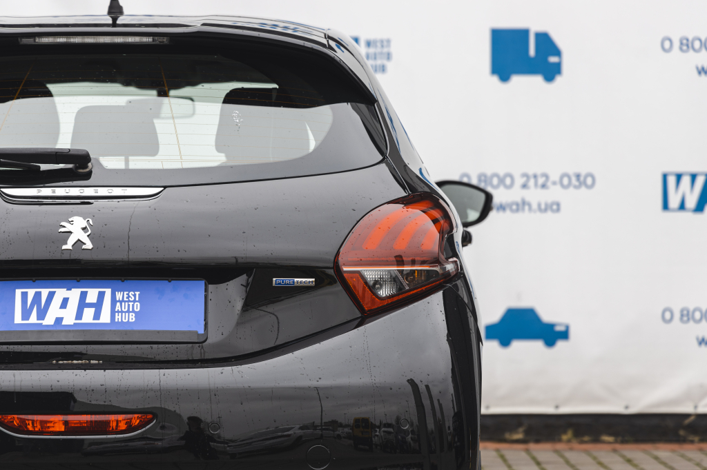 Peugeot 208 2017 фото 9
