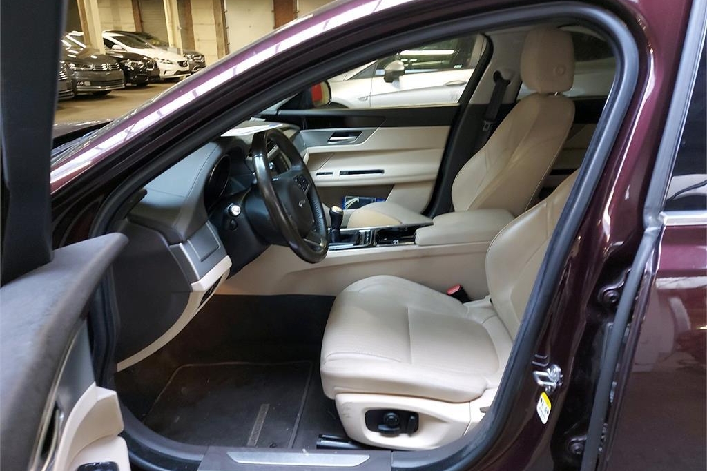 Jaguar XF 2018 фото 5