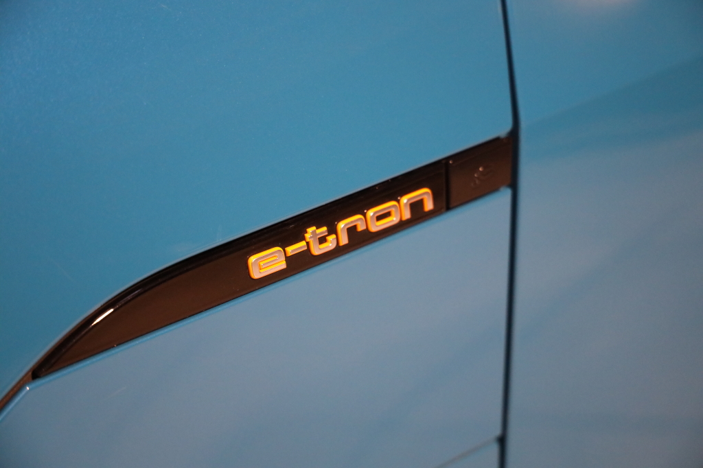 Audi e-tron S 2020 фото 45