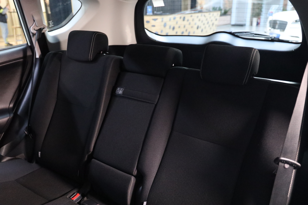 Toyota RAV4 2017 фото 12