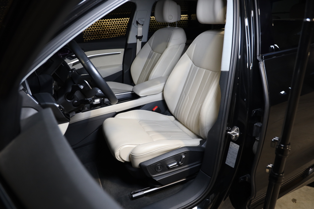 Audi e-tron 2019 фото 23