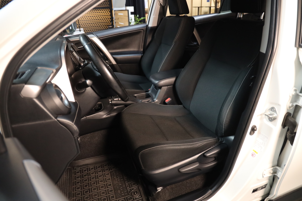 Toyota RAV4 2017 фото 32