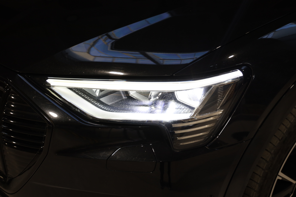 Audi e-tron 2019 фото 39