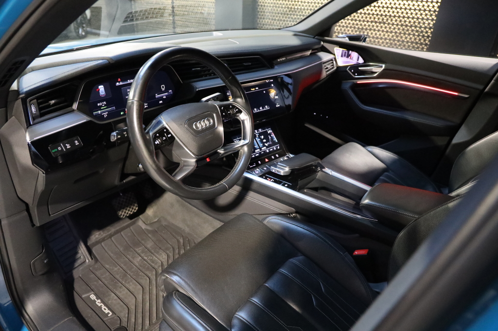 Audi e-tron S 2020 фото 14