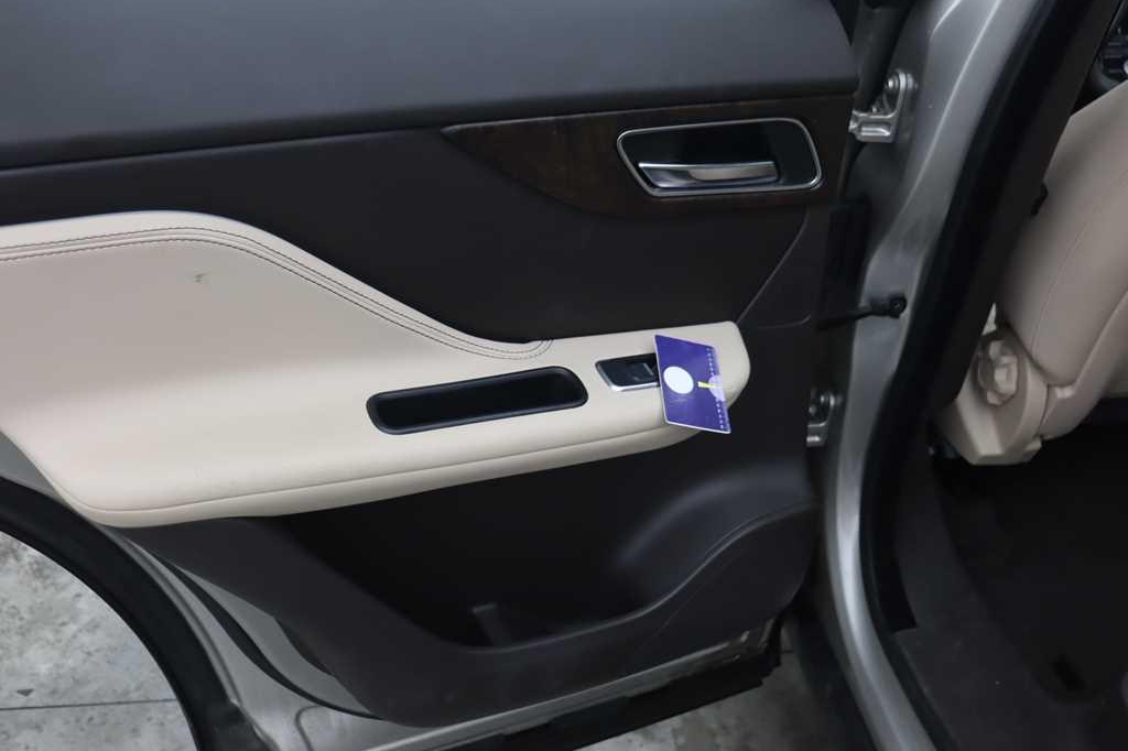 Jaguar F-Pace 2016 фото 9