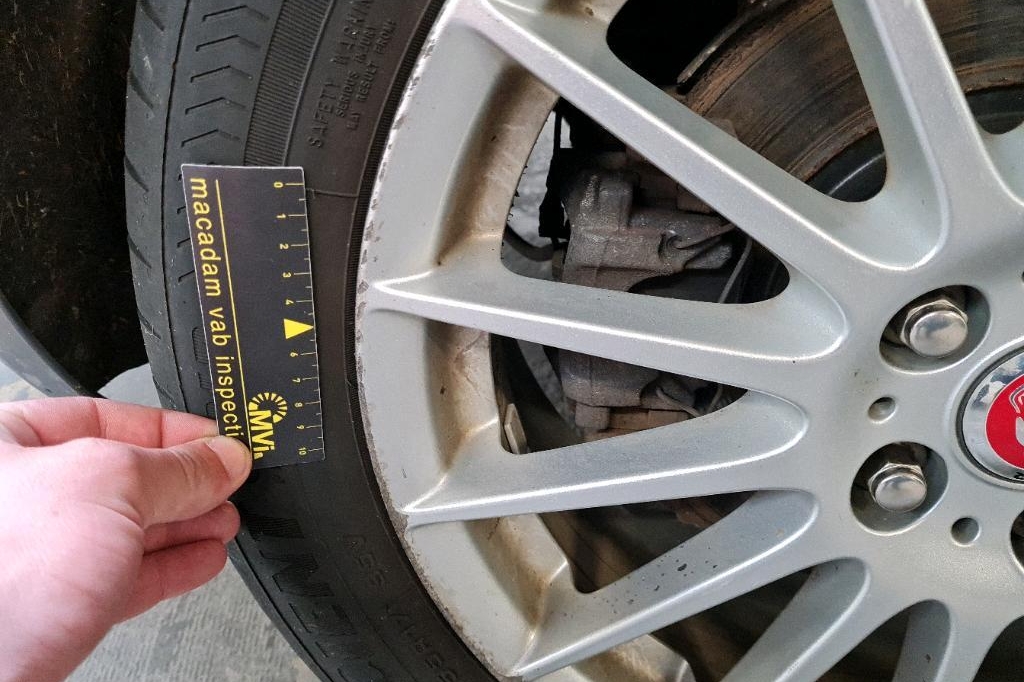 Jaguar XE 2016 photo 11