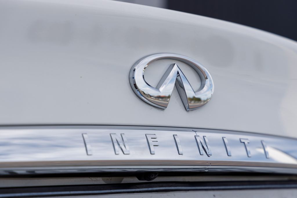 Infiniti Q50 photo 8