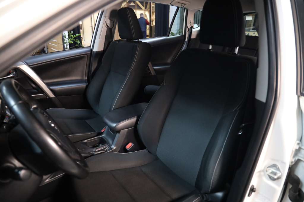 Toyota RAV4 2017 фото 35