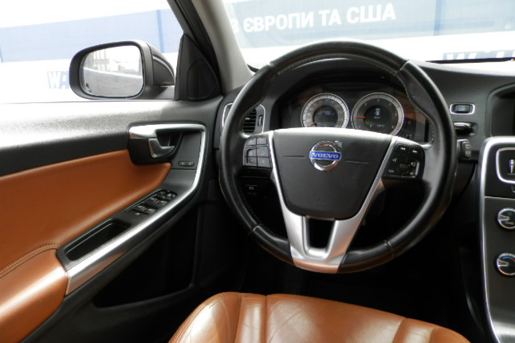 Volvo V60 2012 photo 23