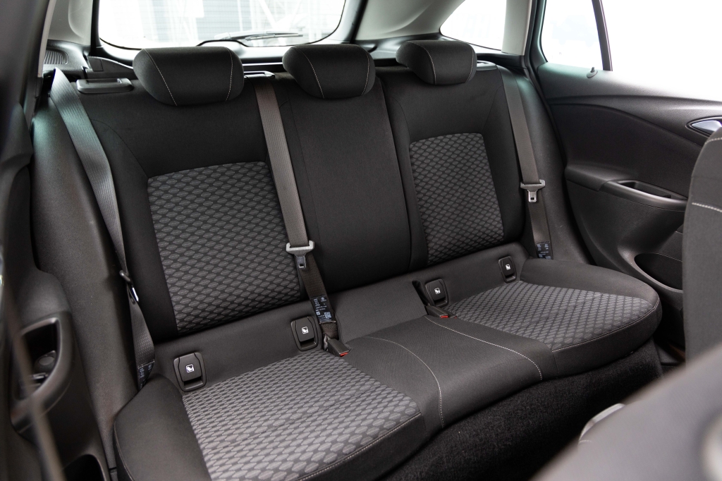 Opel Astra 2017 фото 25