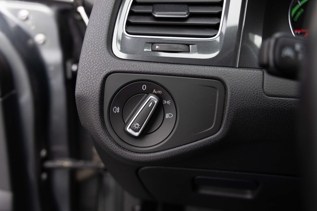 Volkswagen e-Golf 2018 фото 13