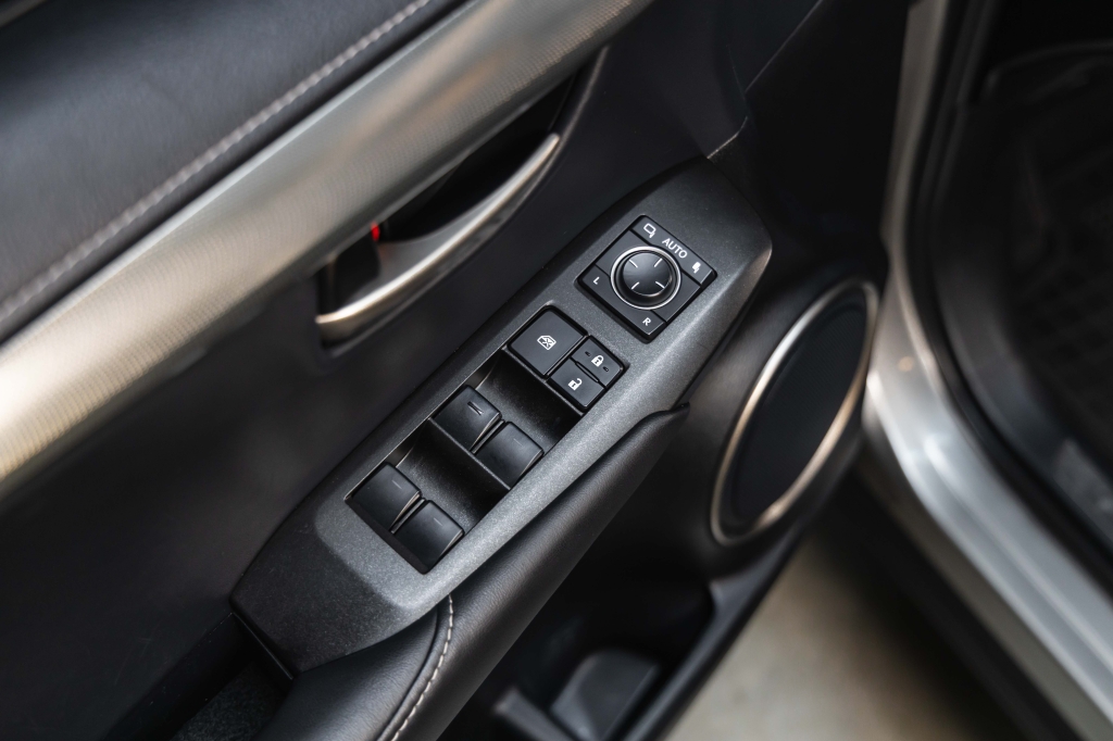 Lexus NX 300H 2016 фото 15