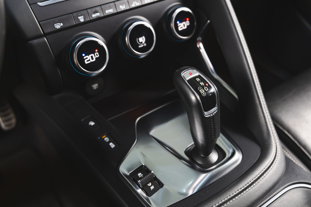 Jaguar E-Pace 2018 фото 34