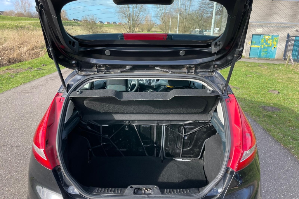 Ford Fiesta 2011 фото 8