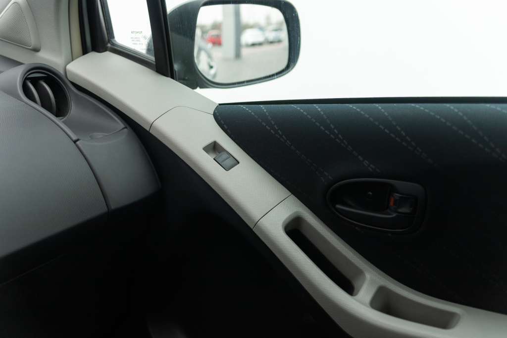 Toyota Yaris 2006 photo 21