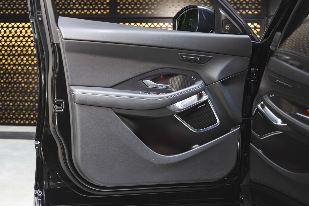 Jaguar E-Pace 2018 фото 15