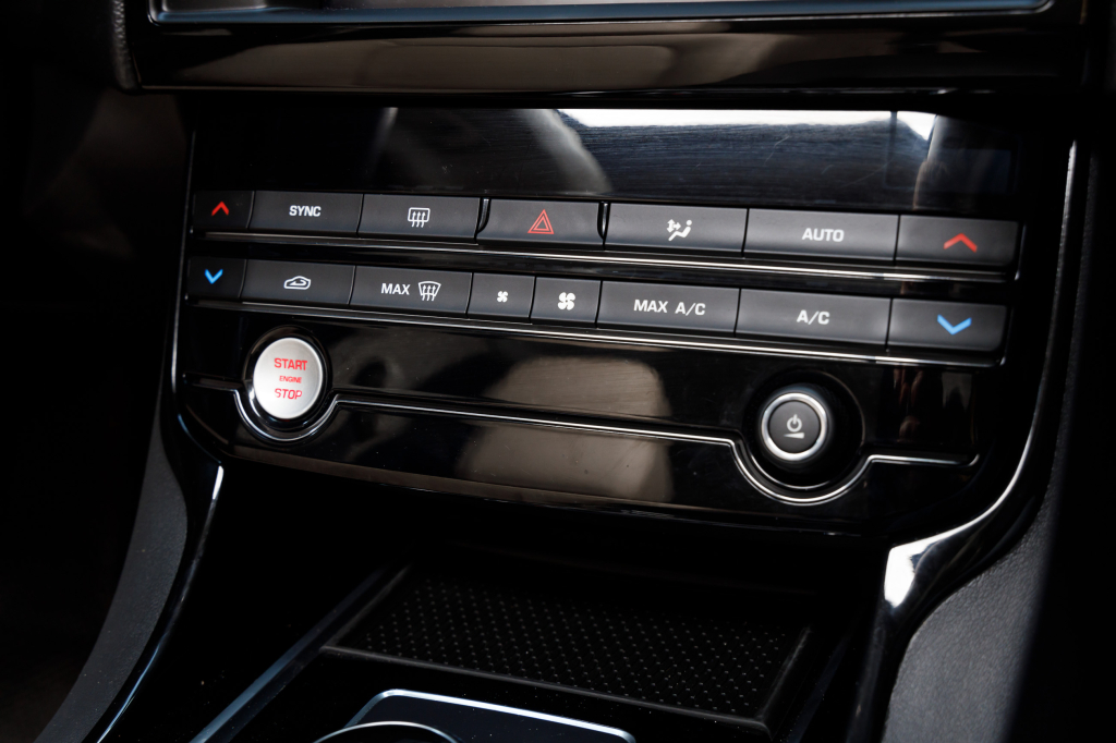 Jaguar XE 25T 2017 photo 29