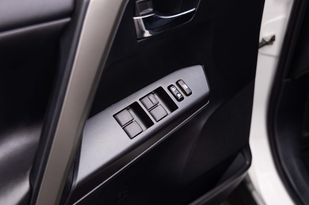 Toyota RAV4 Hybrid 2017 фото 13