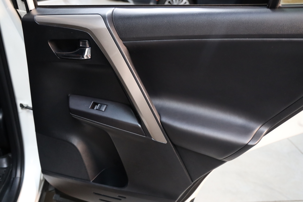 Toyota RAV4 2017 фото 25