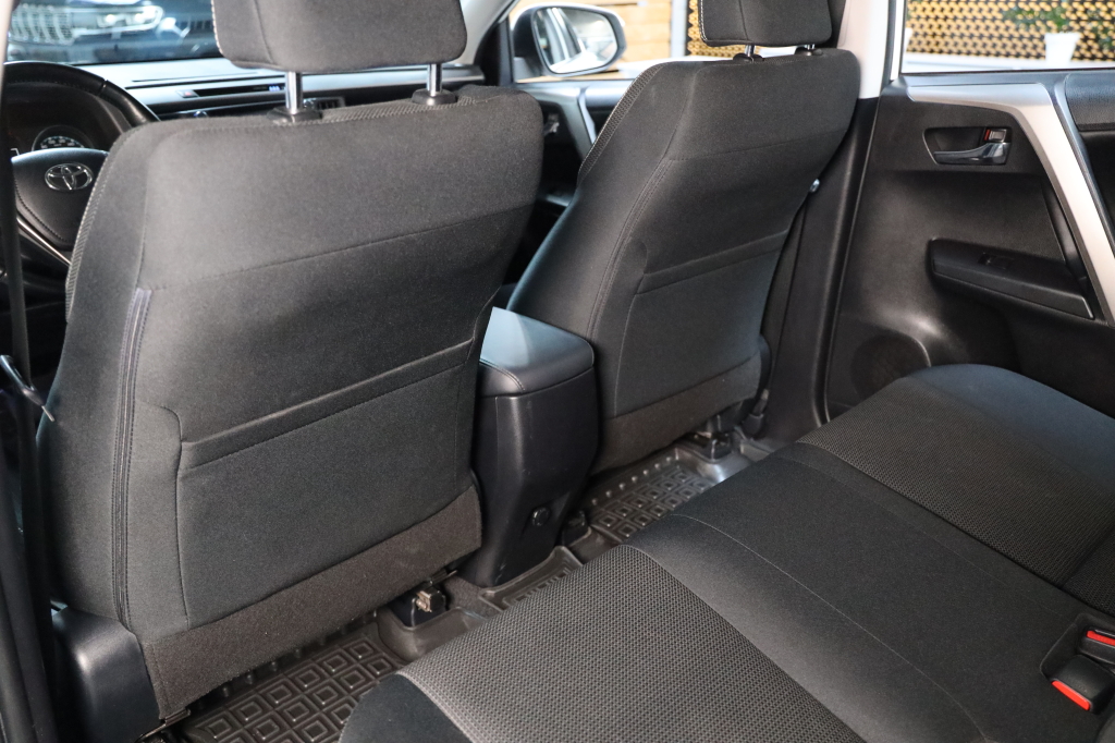 Toyota RAV4 2017 фото 8