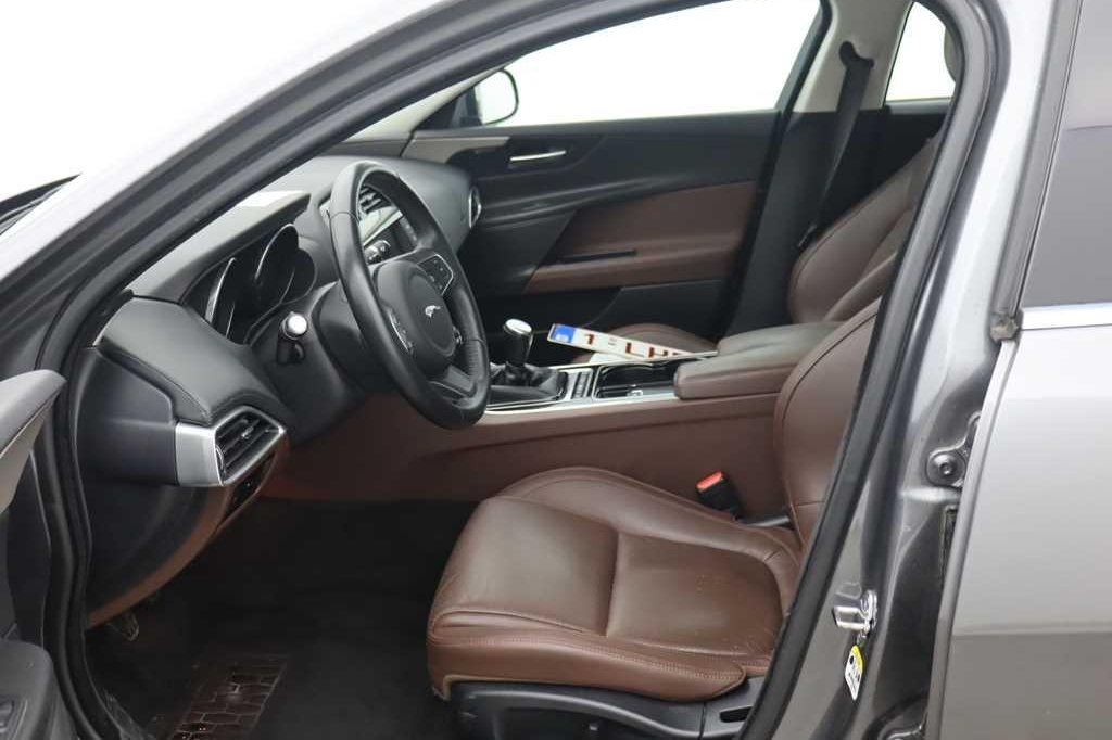 Jaguar XE 2015 фото 4