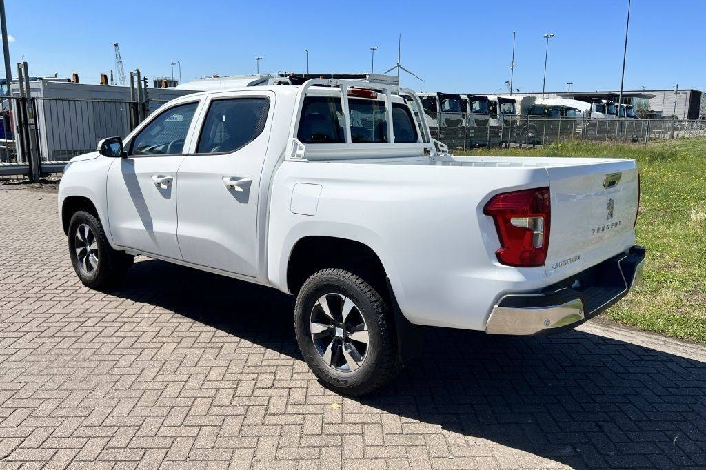 Peugeot Landtrek Double Cab 4x4 1.9L Diesel 6-Speed 2023 фото 9