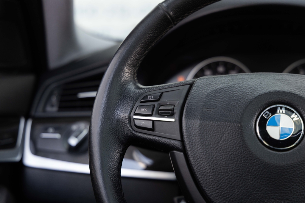 BMW 5 Series 2011 фото 19