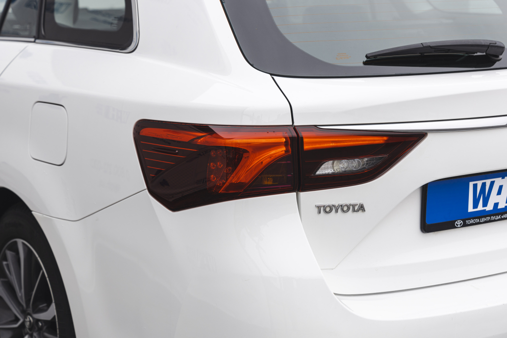 Toyota Avensis 2016 фото 11