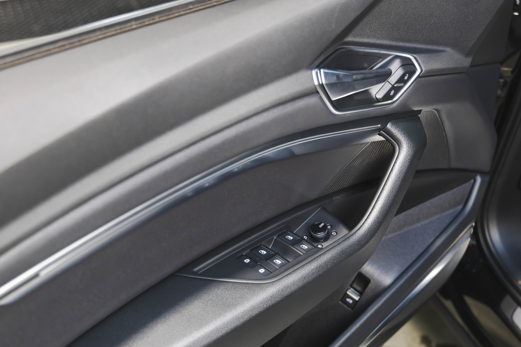 Audi e-tron 2020 фото 25