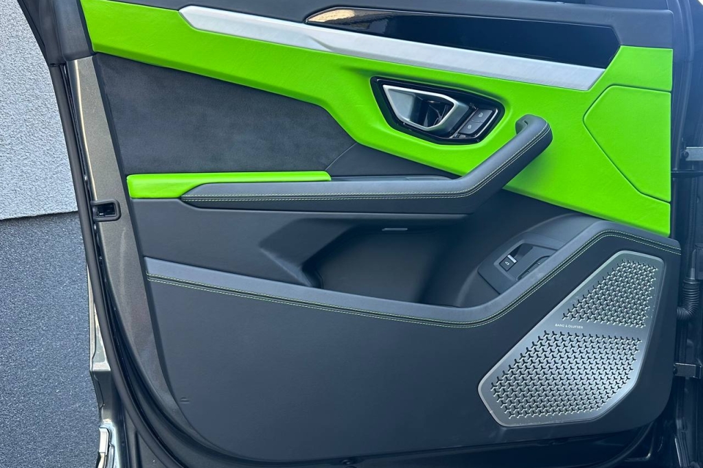 Lamborghini Urus 2019 фото 10