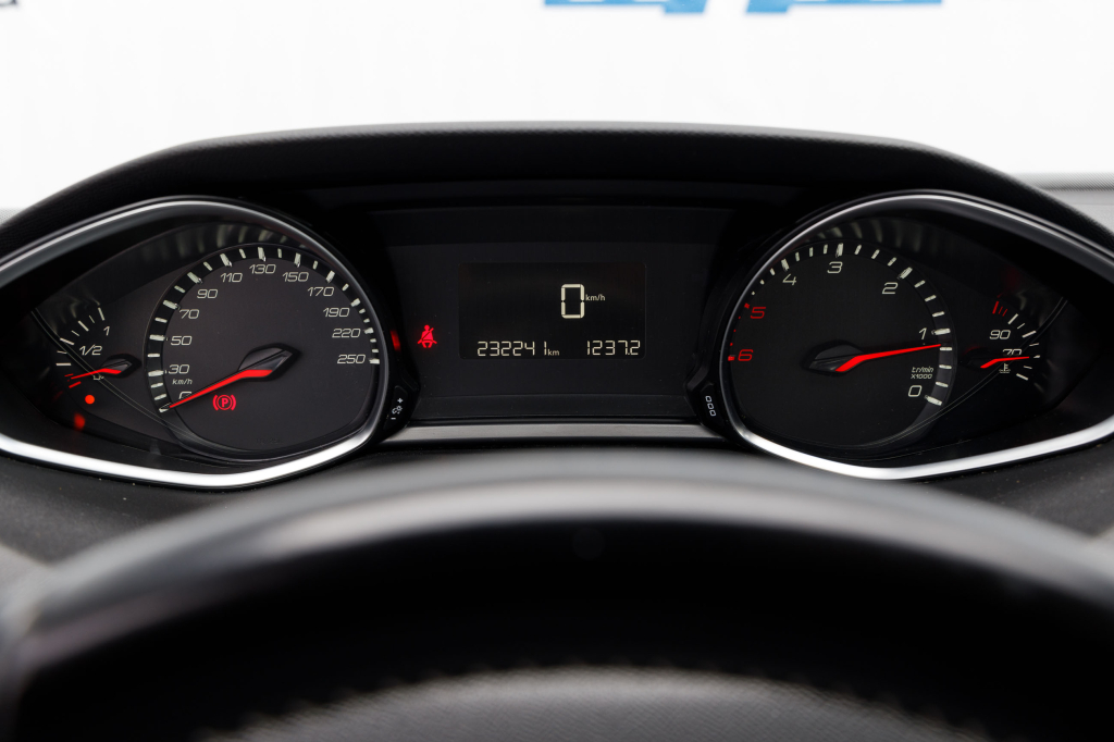 Peugeot 308 2015 фото 8